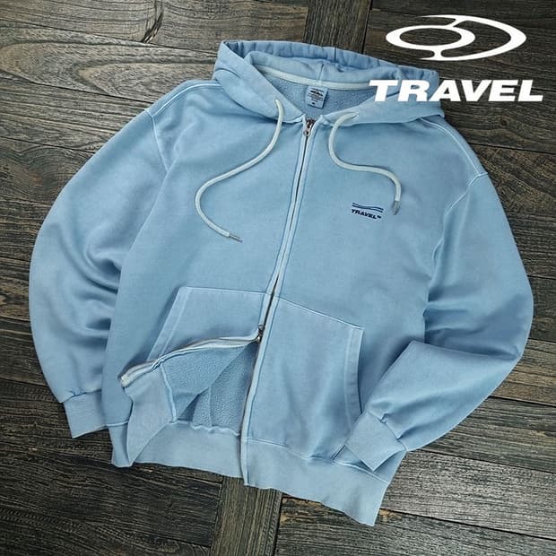 [트래블] 로고 자수 워시드 오버핏 후드 집업 M19301