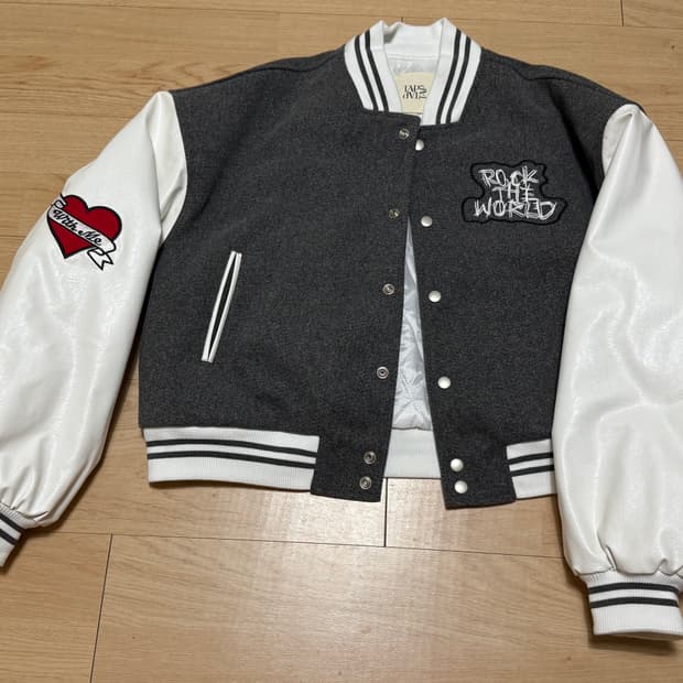 투플랜 라킹 자수 크롭 스타디움 자켓 (그레이)