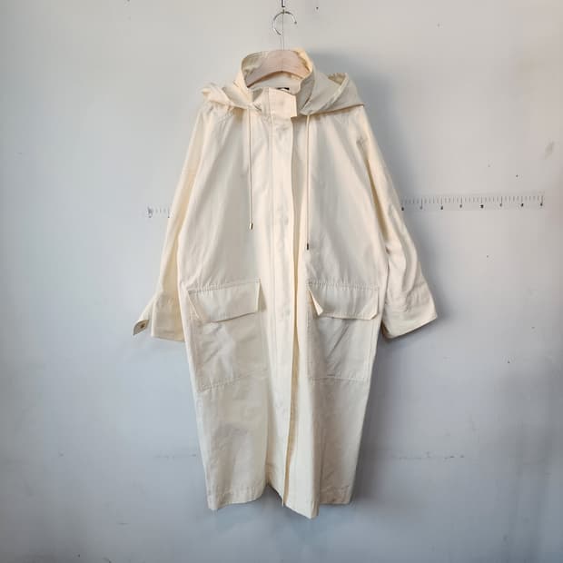 엣지 아이보리색 후드 롱 코트