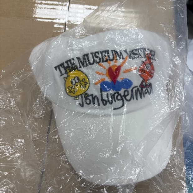 더뮤지엄비지터 존버거맨 볼캡 화이트 미시착 새제품 판매