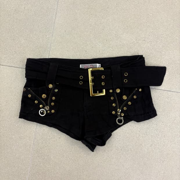 지퍼 디테일 벨트 숏츠