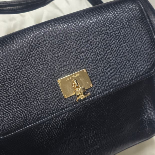 꾸레쥬 블랙 레더 금장 숄더백