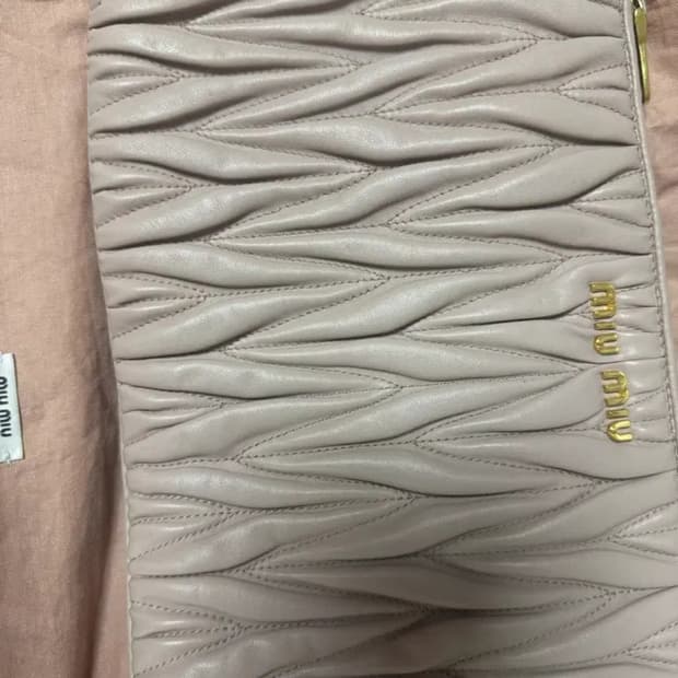 정품 미우미우 클러치백 핑크우유(큰사이즈)