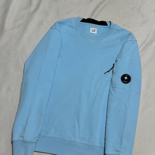 100 C.P 컴퍼니 렌즈 라이트 플리스 맨투맨