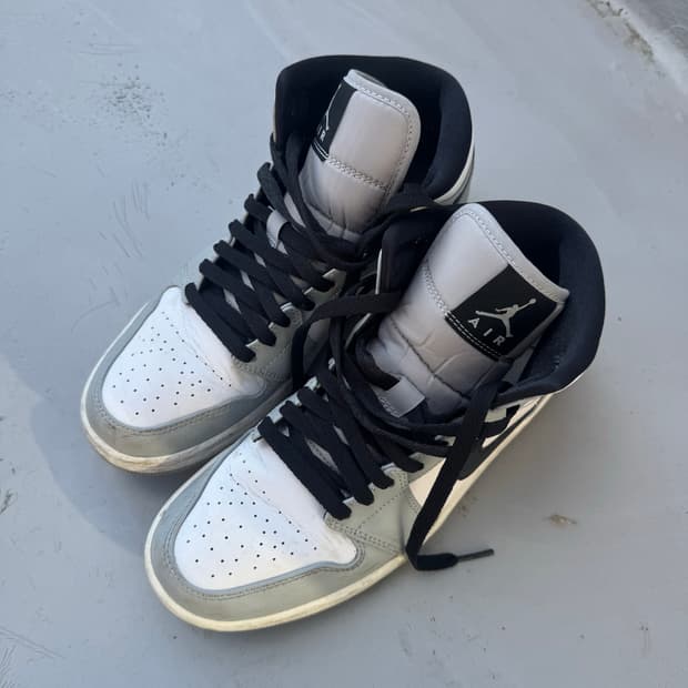 조던1 미드 라이트스모크그레이