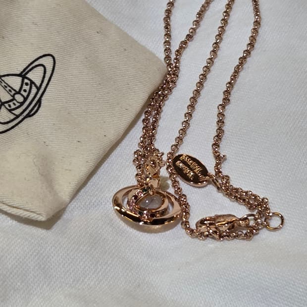 비비안웨스트우드 로즈골드 미니 입체 오알비목걸이 네크리스