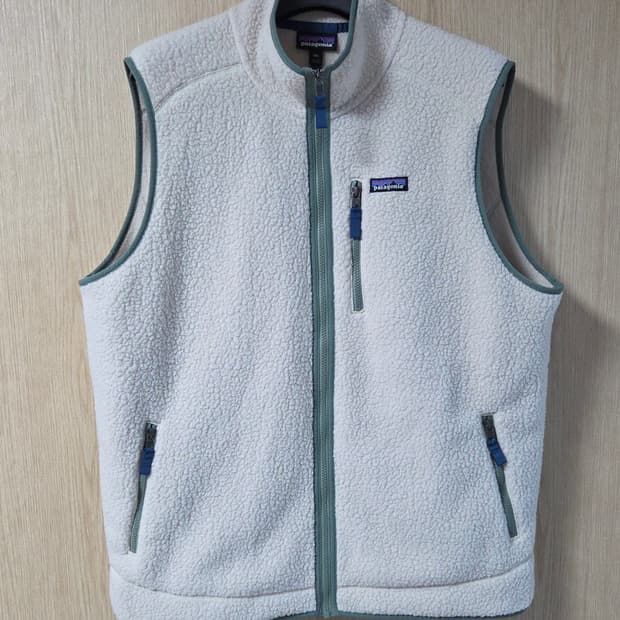 (착샷) 파타고니아 레트로 베스트 다크 네추럴 조끼