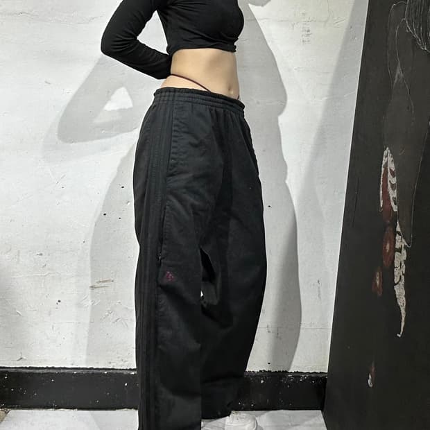 아디다스 와이드 블랙 버건디 스몰 로고 팬츠 