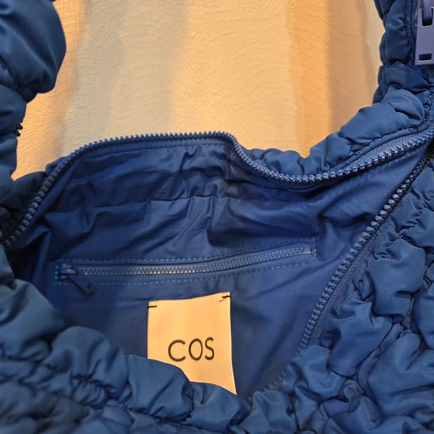 코스 오버사이즈 퀼티드 크로스바디백 블루