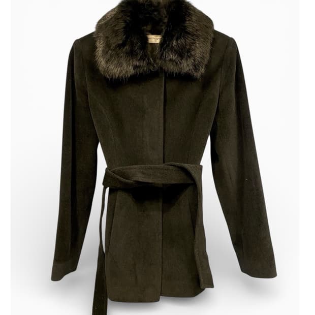 허리 스트랩 카라 퍼 블랙 코트 