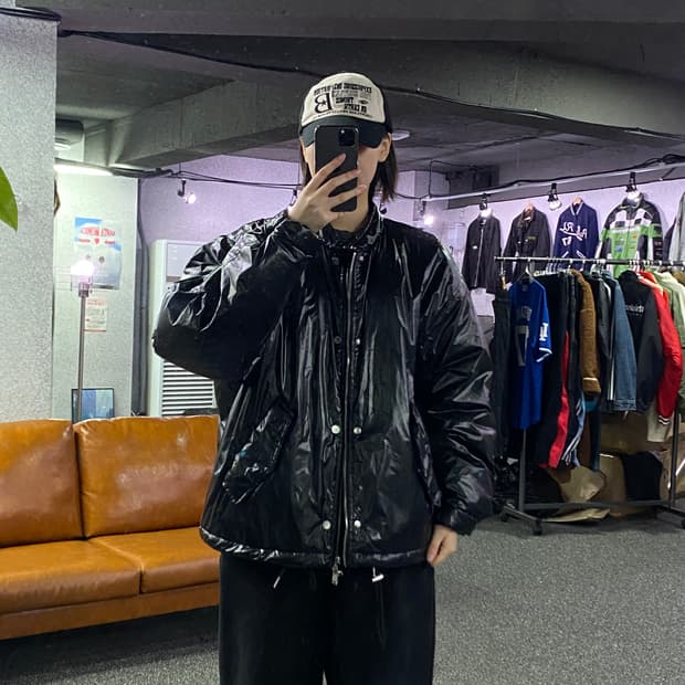 키뮤어 유광 디테일 블랙 점퍼 B2999