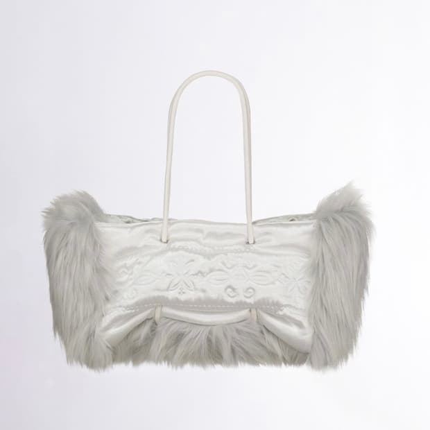 스컬프터 플러피 슬라우치 새틴 백 아이스 그레이