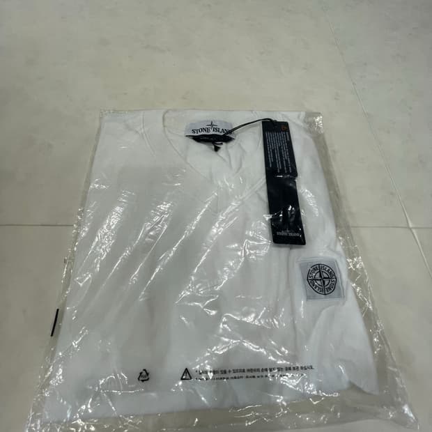 스톤아일랜드 로고 반팔 브이넥