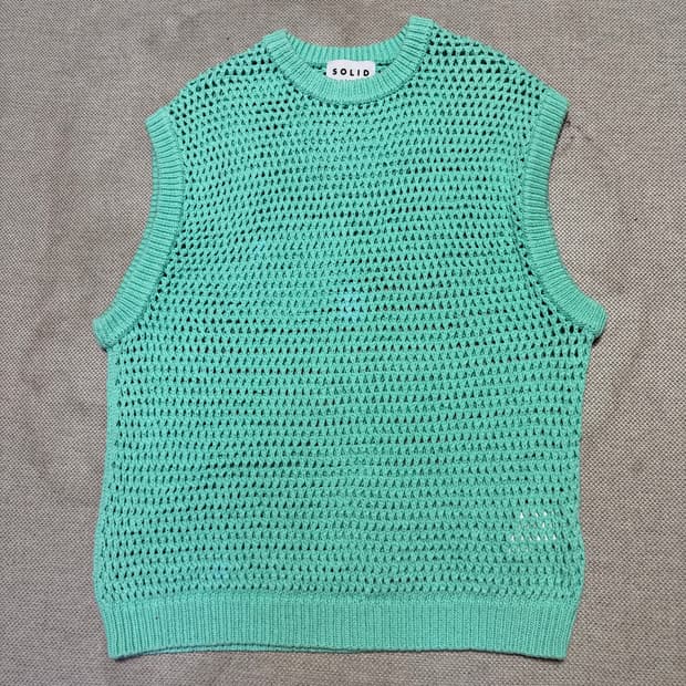 솔리드 옴므 펀칭 니트 베스트