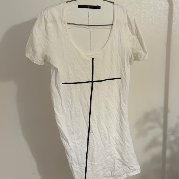 ”NO ID“ vkei Cross Print U-Neck Tee