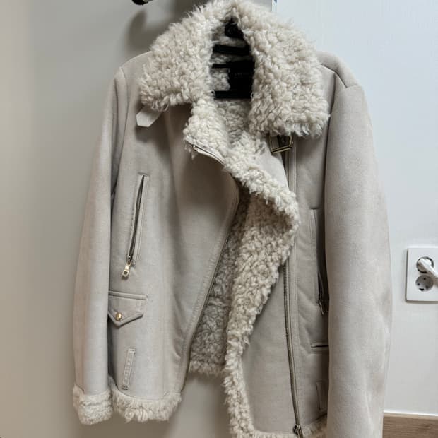 ZARA 아이보리 양털 무스탕