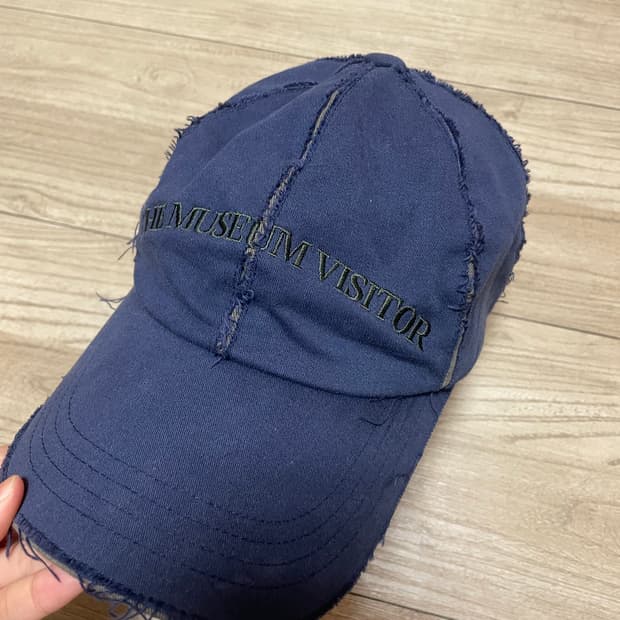 더뮤지엄비지터 데미지 볼캡