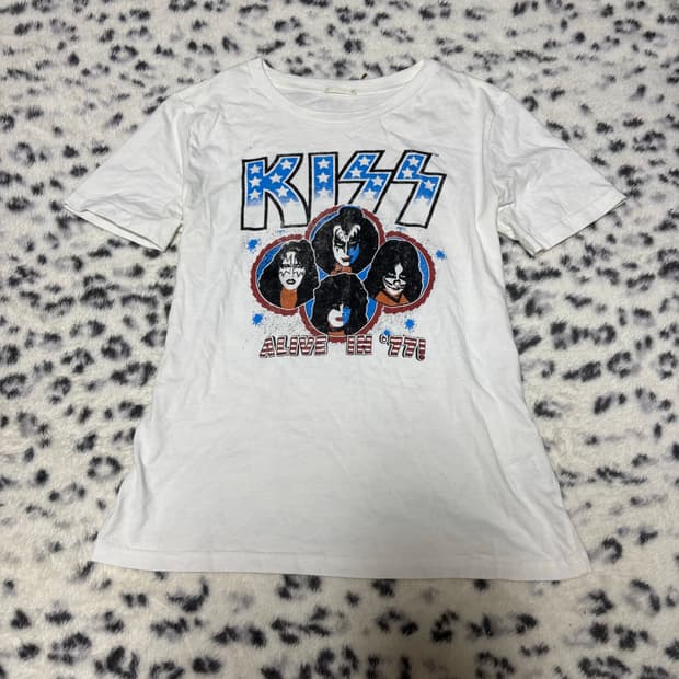 “Unknown” Kiss Print Band Tee