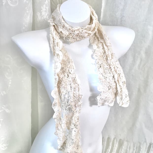 아이보리 레이스 프릴 머플러 