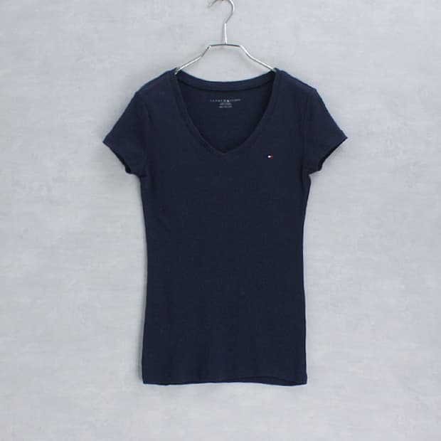 TOMMY HILFIGER _ v neck tight tee