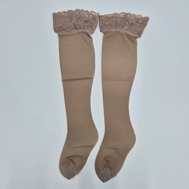 MARUKO 진베이지 레이스밴드 오버니삭 스타킹 