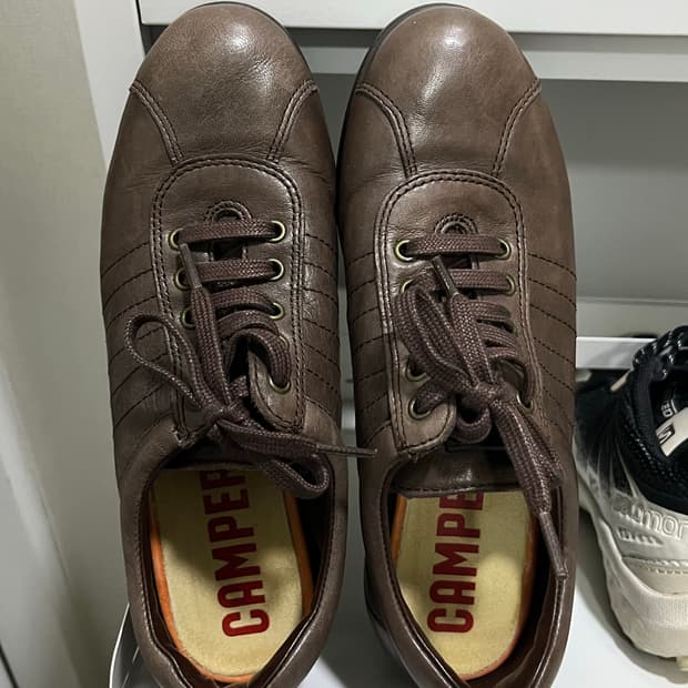 캠퍼 브라운 스니커즈 37-235