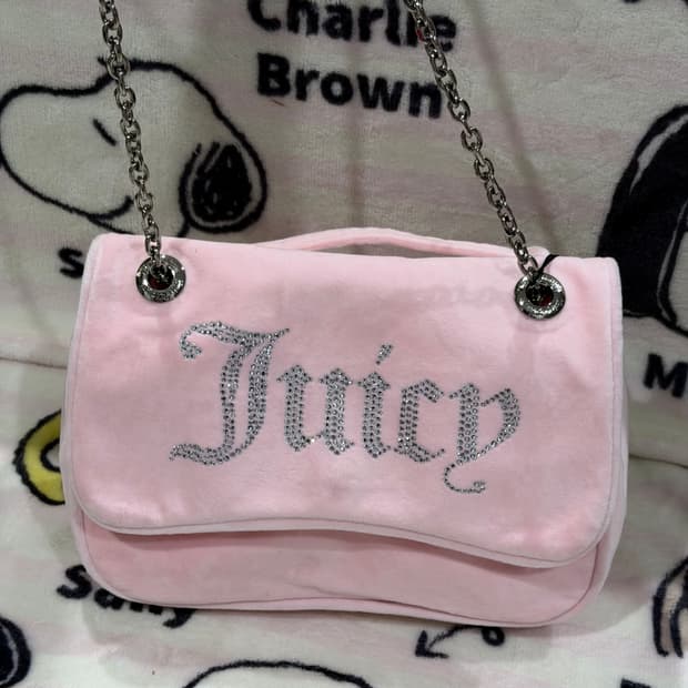 [신상✨프리뷰세일] 쥬시꾸뛰르 벨벳 스톤 체인 숄더백/크로스백 핑크