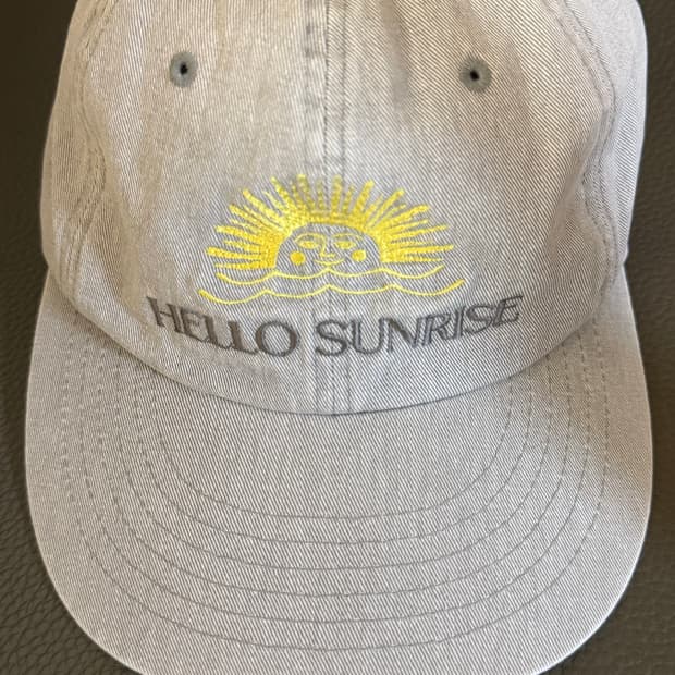 헬로선라이즈 워시드 투톤 로고 6패널 캡 라이트 그레이