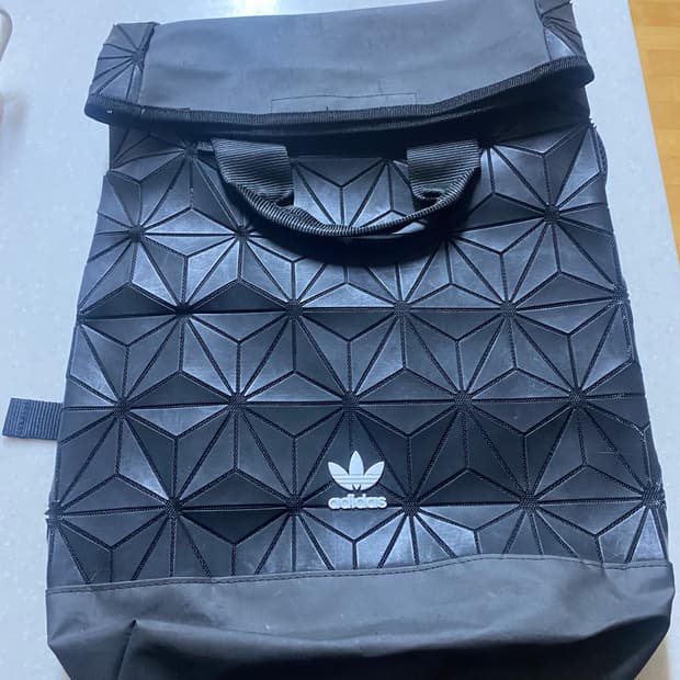 유니크한 아디다스 롤업 백팩