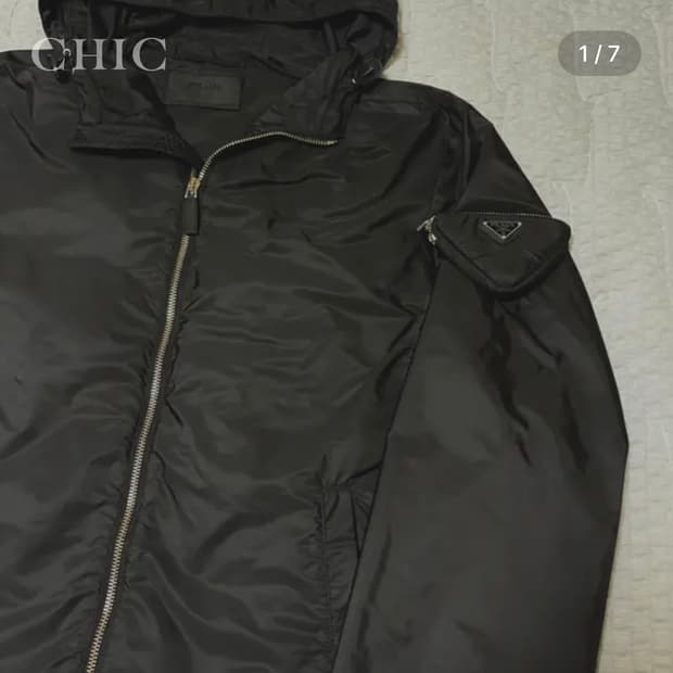 [프라다 리나일론 삼각로고 포켓 바람막이]