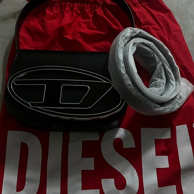 디젤가방 디젤 1DR 숄더백 인 나파 레더 블랙