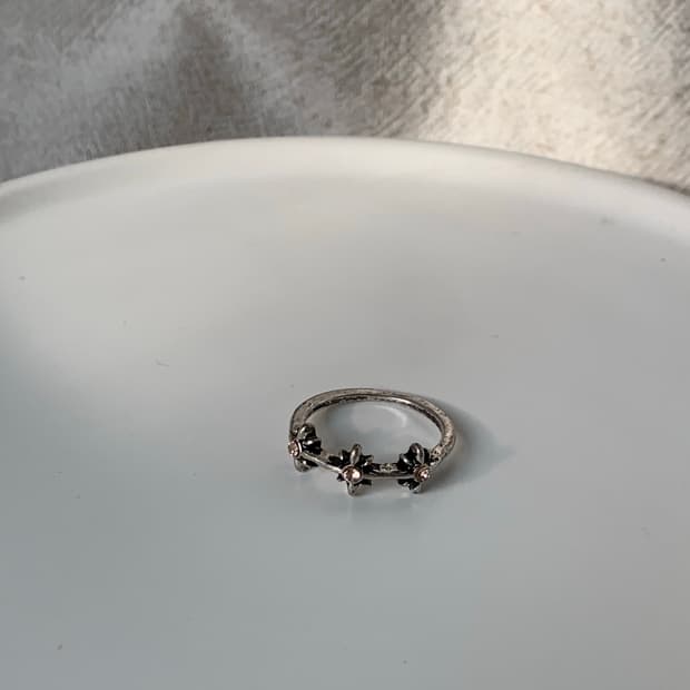 Silver flower ring