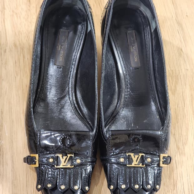 정품 루이비통 블랙 페이던트 LV 장식 구두