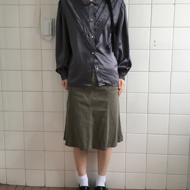 Line detail glossy blouse