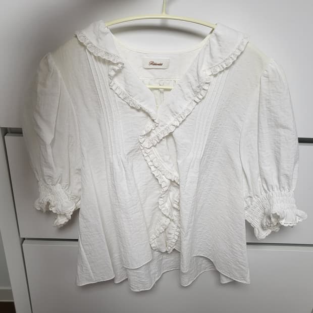 리본빛 로지 러플 블라우스