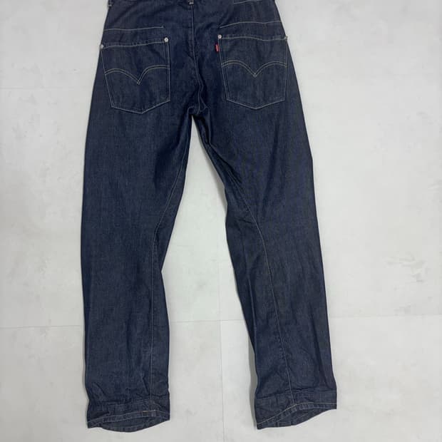 LEVIS ENGINEERED JEANS