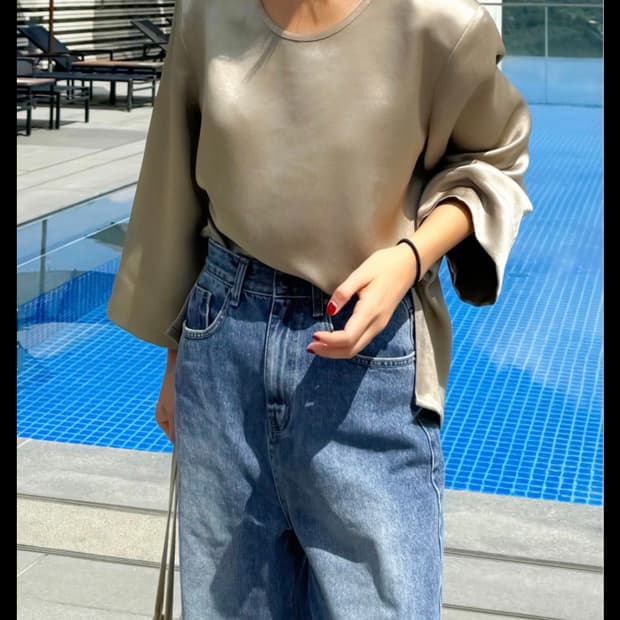 새상품 mombbe 몸빼 알리사 새틴 블라우스