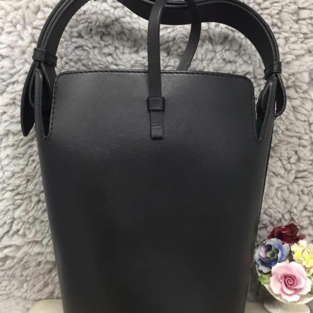 버버리 레더 버킷백