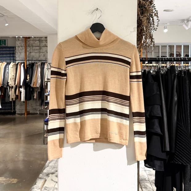 꾸레쥬 베이지 스트라이프 터틀넥 니트 스웨터 