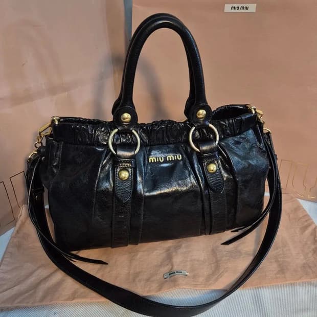 미우미우 사첼백 블랙 금장 상태좋음