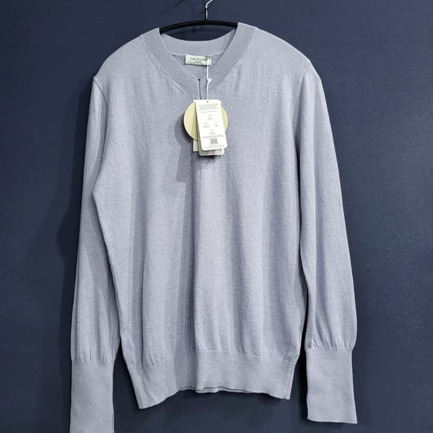 (새상품) 천연소재 브이넥 니트