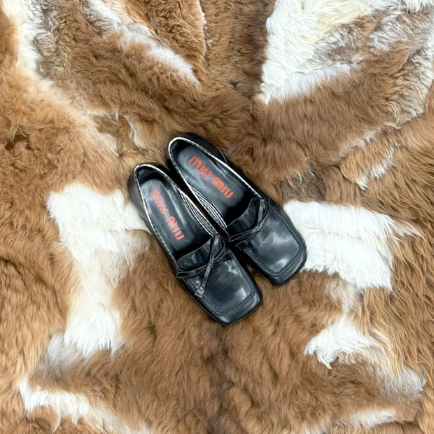 미우미우 블랙 스퀘어 토 로퍼