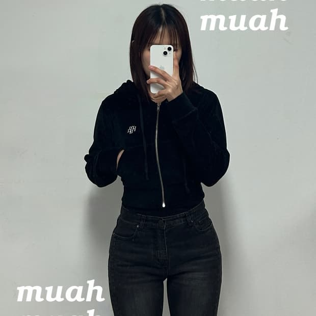 무아무아 자수로고 벨벳 크롭 후드집업 블랙