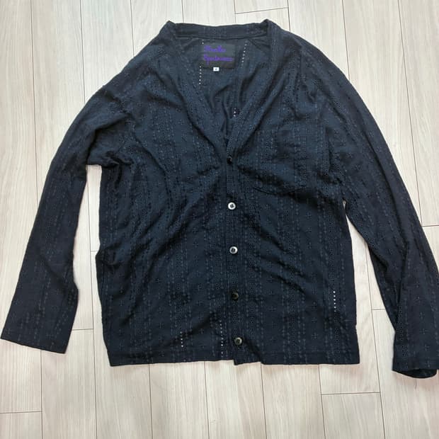 [정품] Needle 아이렛 자수 브이넥 가디건 — 블랙/스몰