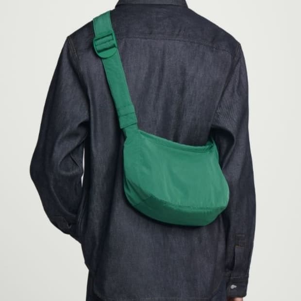 새상품) cos 나일론 크로스바디 새들백 그린