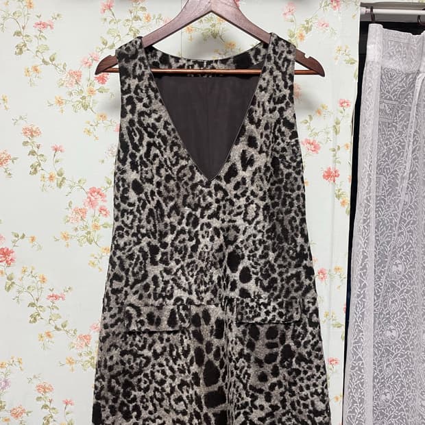 레오파드 브이넥 슬리브리스 원피스