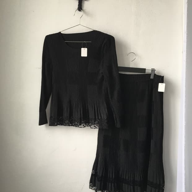 Lace trimming pleats set up