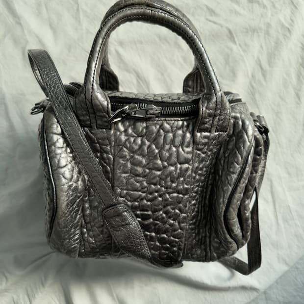 알렉산더왕 불렛스터드 실버 코팅 로키백