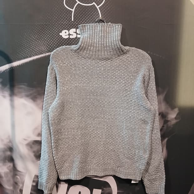 회색 터틀넥 니트 스웨터