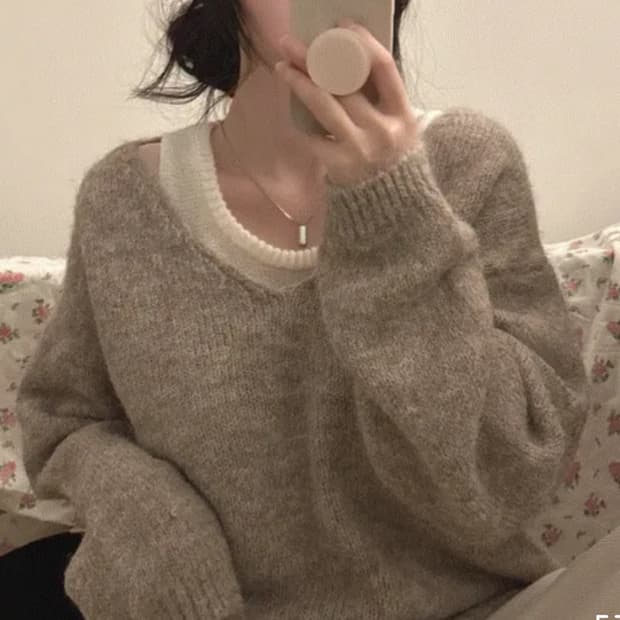 브이넥 니트 레이어드룩